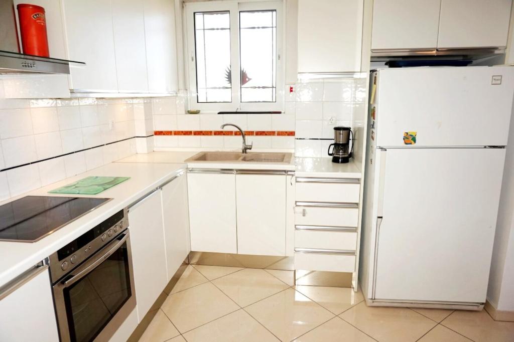 Kuchyň nebo kuchyňský kout v ubytování Piraeus Bright Apt
