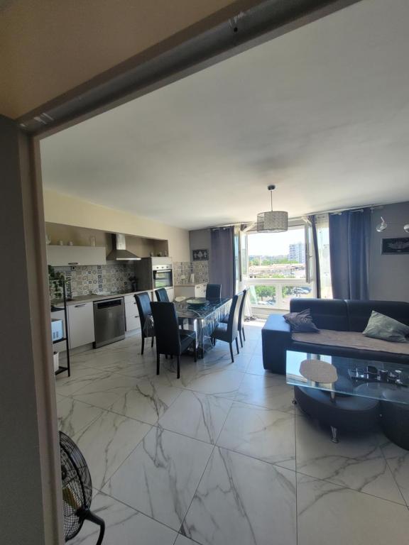 un salon avec un canapé et une table dans l'établissement Jolie t4 a l'esplanade lez wifi, à Montpellier