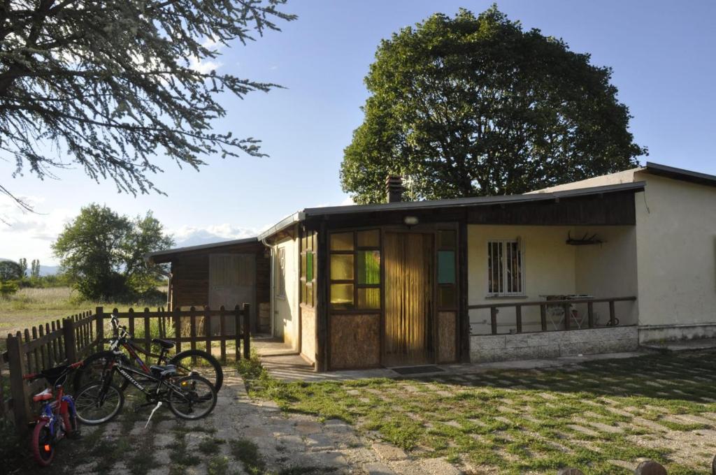 mały domek z rowerami zaparkowanymi przed nim w obiekcie Chalet di montagna w mieście Trasacco