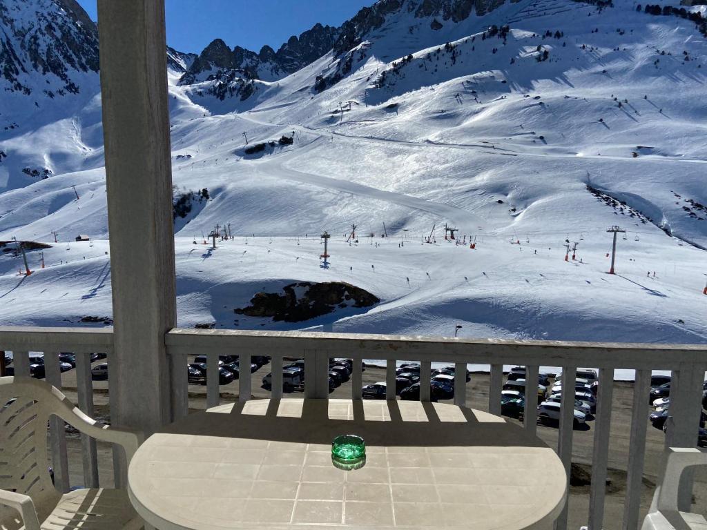 a green bottle sitting on a bench on a ski slope at Appartement T2 4 personnes, pied des pistes, parking privé, piscine in La Mongie