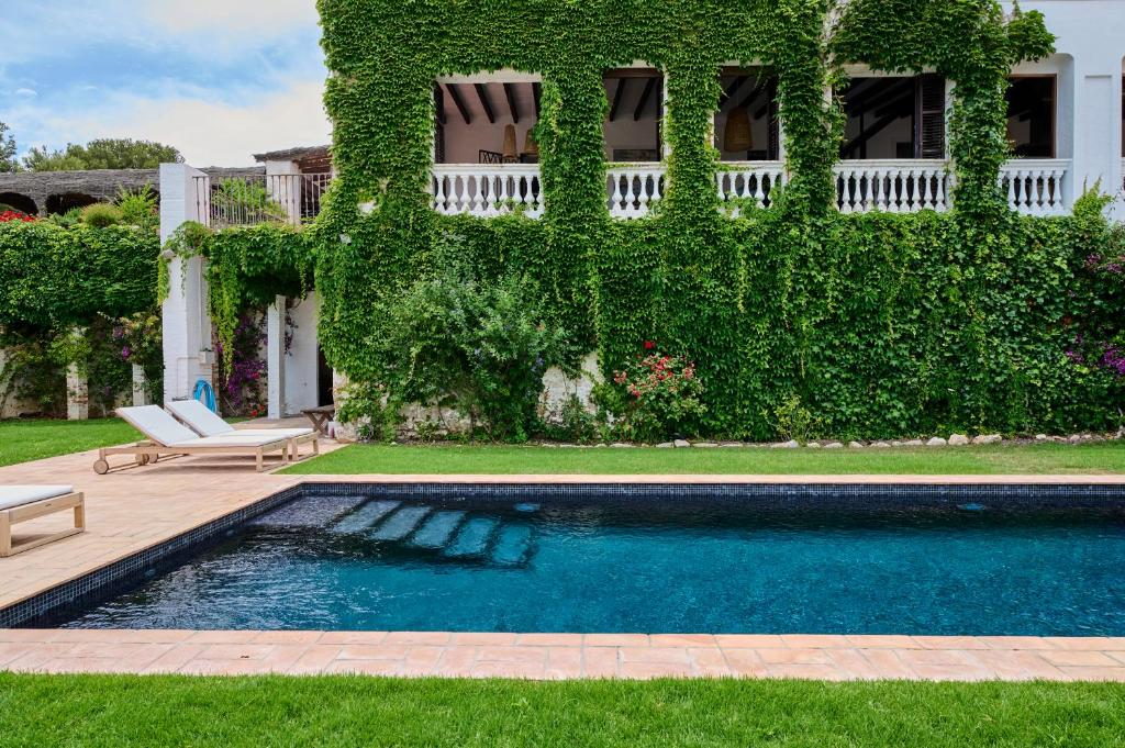 ein Haus mit Pool im Hof in der Unterkunft Villa Masía Blanca in Comarruga