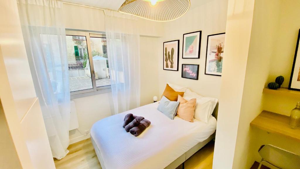 1 dormitorio con cama y ventana en New Designer Studio next to Casino Square with AC & Internet, en Montecarlo