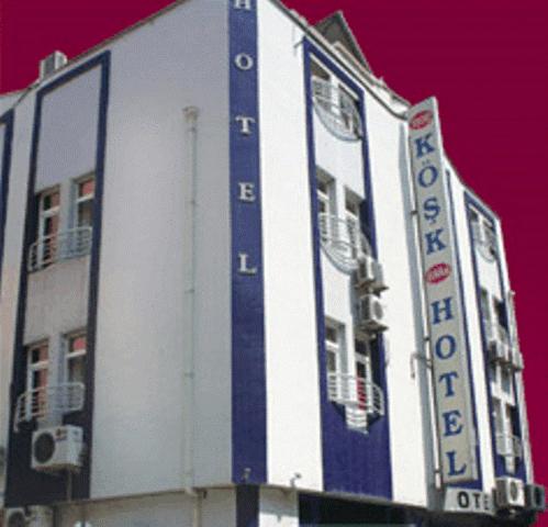 コンヤにあるYeni Kosk Esra Hotelの青い縞模様の白い大きな建物