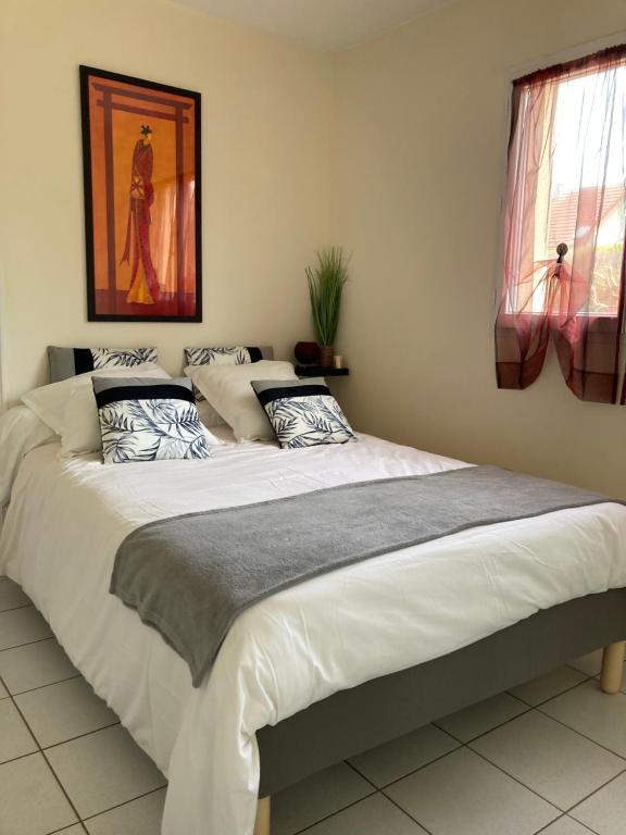 1 dormitorio con 1 cama grande con sábanas y almohadas blancas en Chambre Is, en Is-sur-Tille
