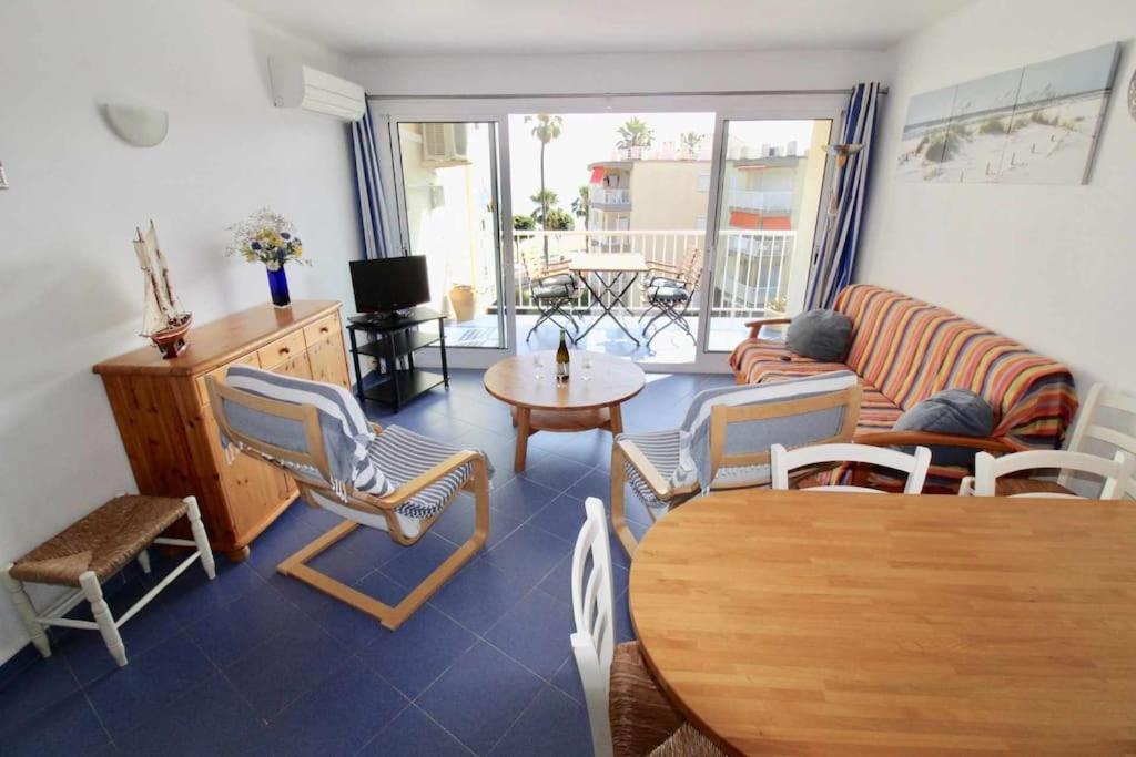 Televízia a/alebo spoločenská miestnosť v ubytovaní Plage, Cambrils. Locamar Apt Polux