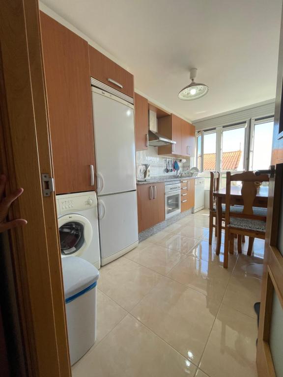 Kuchyňa alebo kuchynka v ubytovaní Casa en frente de la playa Fisterra