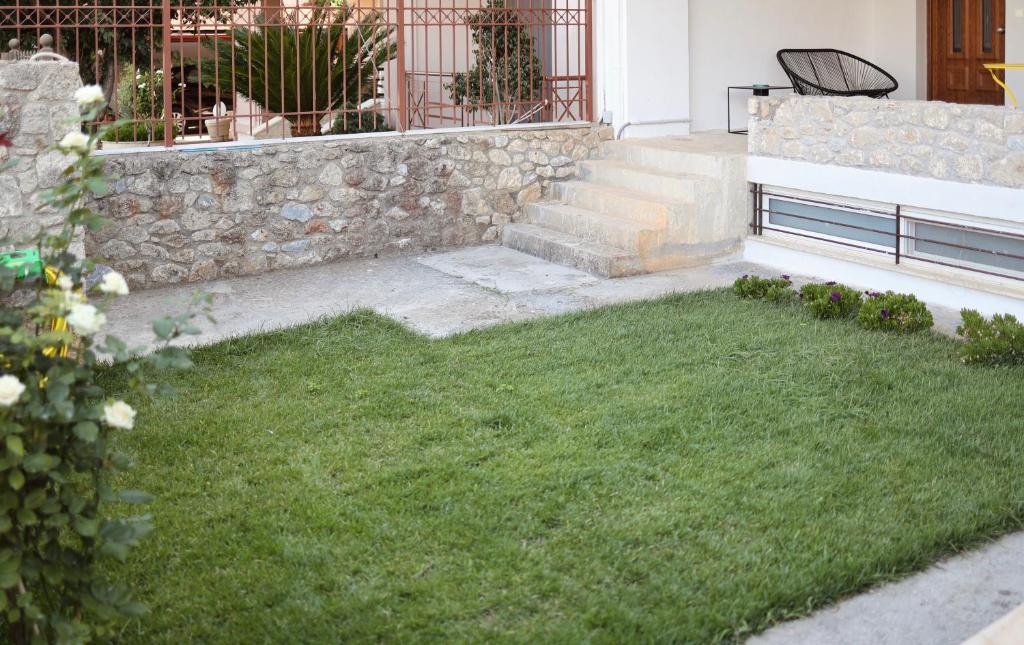 Zahrada ubytování Μικρό διαμέρισμα της Αγγελικής με αυλή και parking