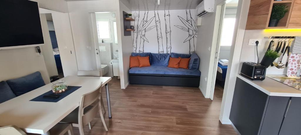 Posedenie v ubytovaní Mobile home KMZ