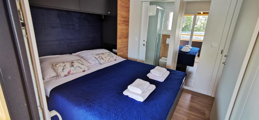 Posteľ alebo postele v izbe v ubytovaní Mobile home KMZ