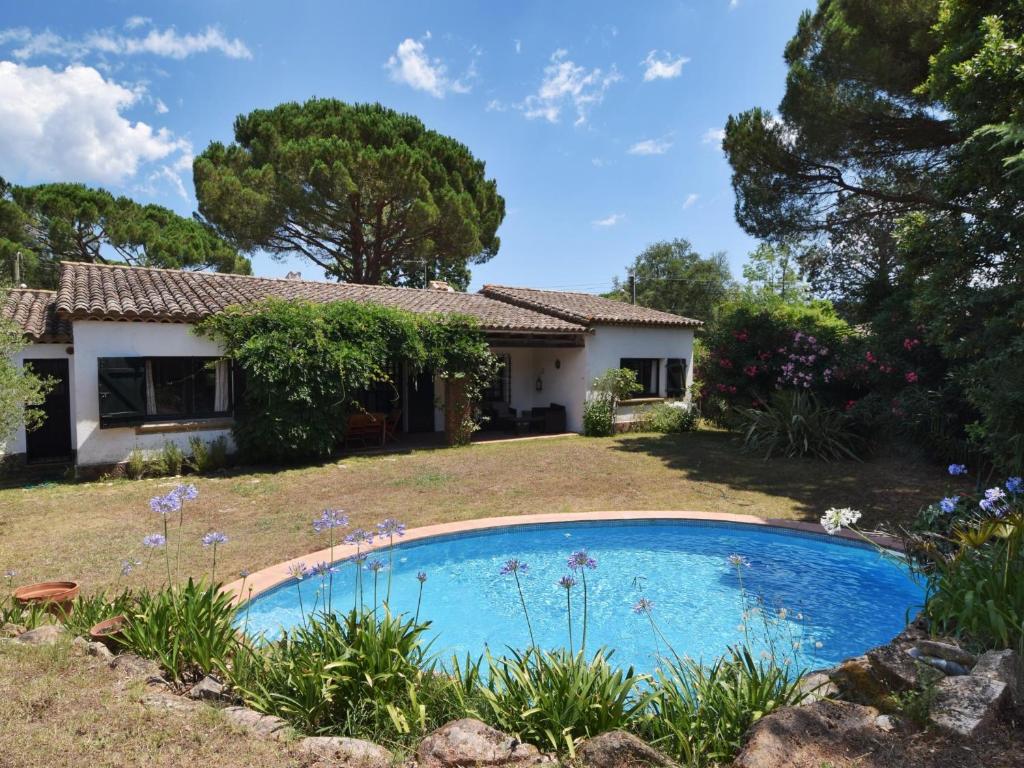 una casa con piscina frente a un patio en Villa Montseny, en Santa Cristina d'Aro