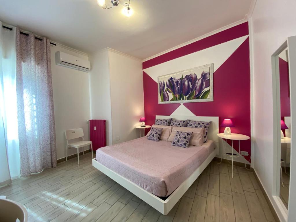 バーリにあるAlloggio breve Antheaの紫の壁のベッドルーム1室(大型ベッド1台付)