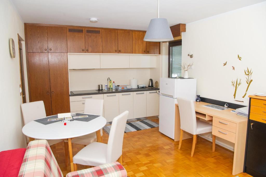 Kuchyň nebo kuchyňský kout v ubytování Apartment Karlie