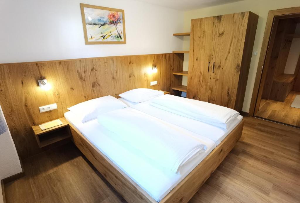 Postel nebo postele na pokoji v ubytování Gästehaus Scherl