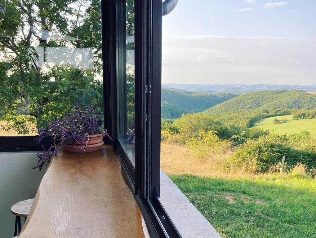 a window with a view of the mountains at Gîte "le haut des Poujades" in Reilhaguet