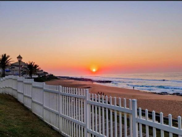 - une clôture blanche sur la plage au coucher du soleil dans l'établissement Ballito Shores Simbalina " Family-oriented ", à Ballito