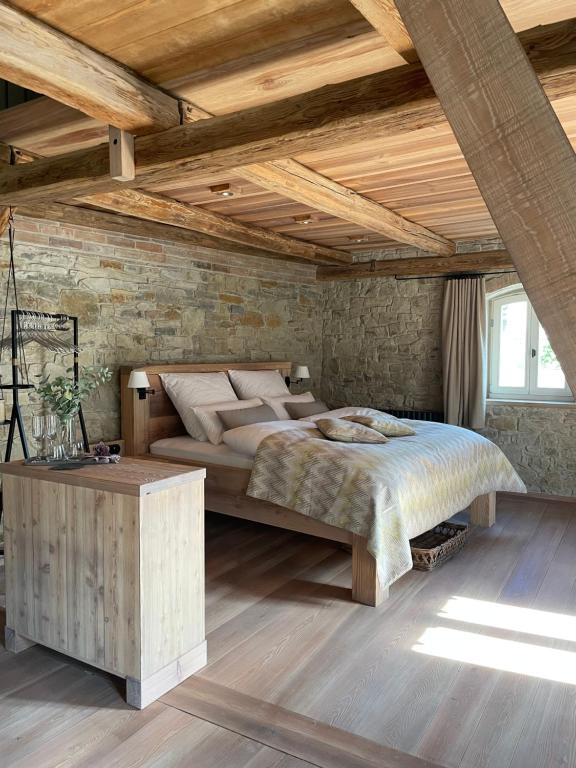ein Schlafzimmer mit einem großen Bett und einer Holzdecke in der Unterkunft Lark in Schleibnitz