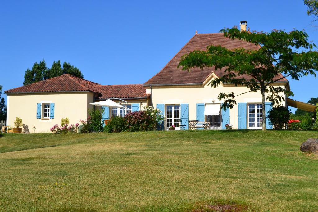 una casa con un gran patio en Chambres d'hôte La Pradelle, en Le Vigan