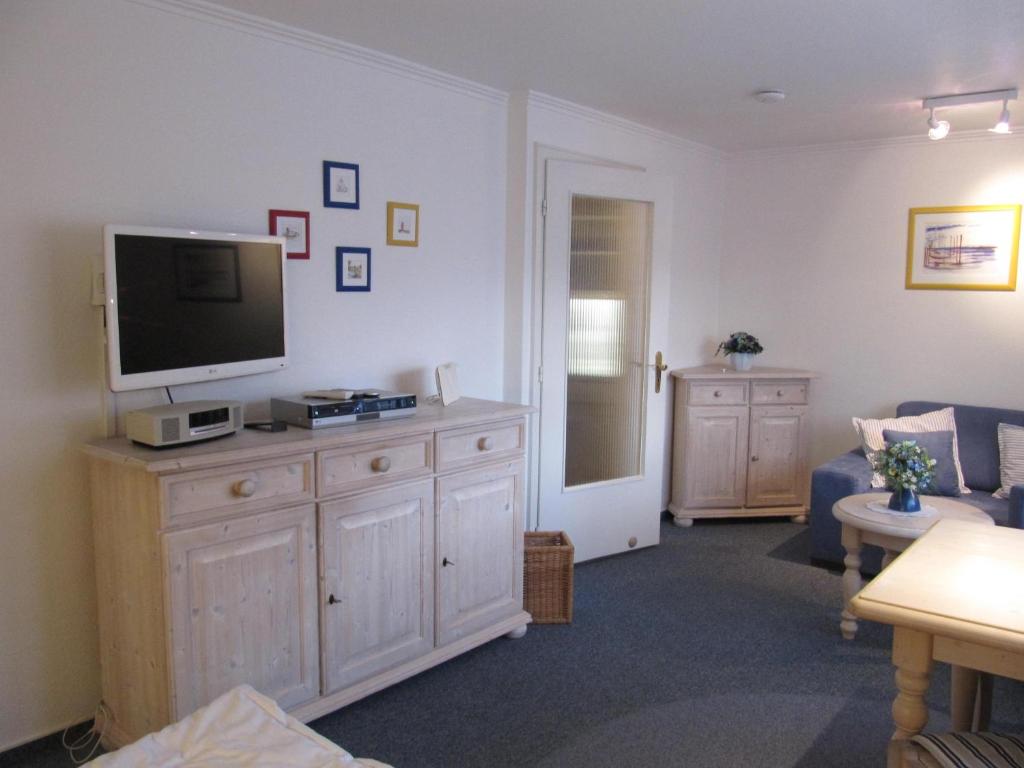 un salon avec une télévision sur une commode dans l'établissement Appartement Andreas-Dirk-Str 1 Appartement 103, à Westerland