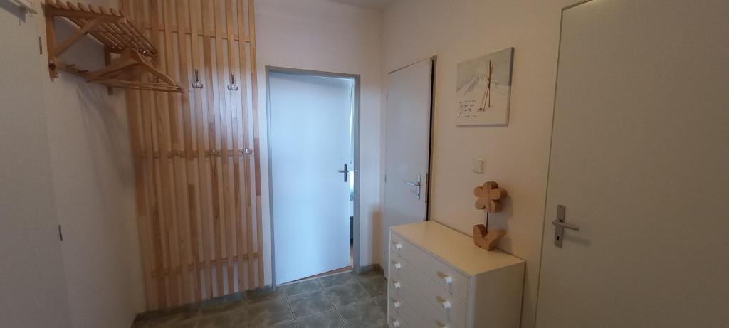 korytarz z drzwiami i komodą w pokoju w obiekcie Horní Mísečky Apartmán E25 u sjezdovky, max 6 osob w mieście Horni Misecky