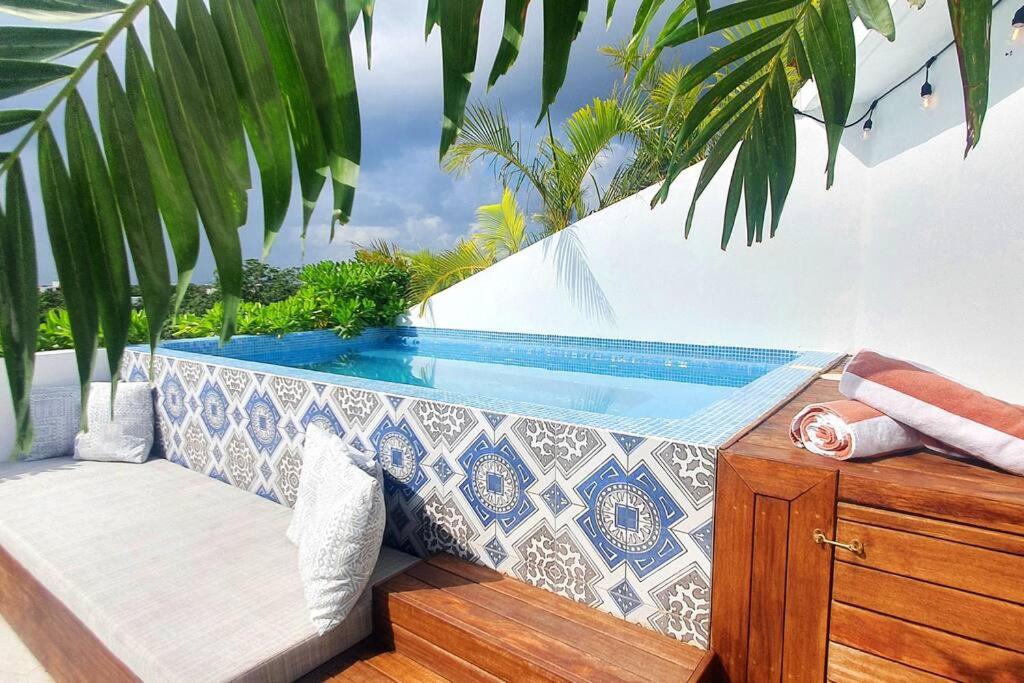 einem Pool in der Mitte eines Zimmers in der Unterkunft Beautiful Penthouse with Private Pool Amazing Views in Tulum