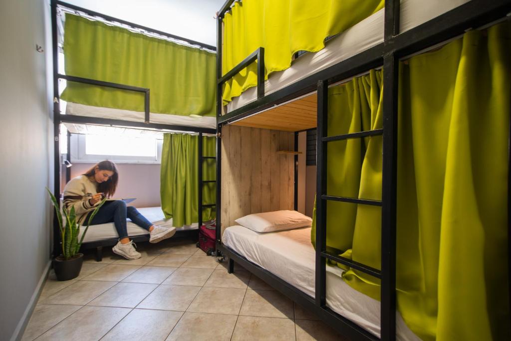 Postel nebo postele na pokoji v ubytování Bedway Athens Hostel