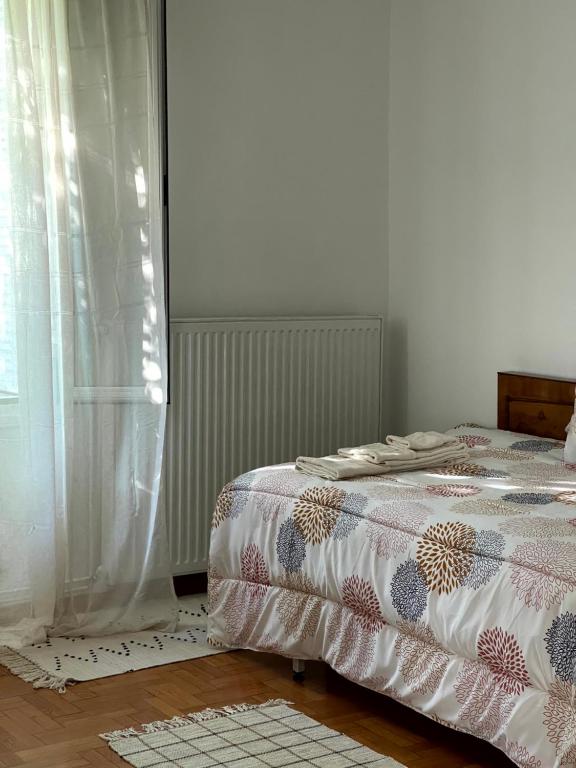 Postel nebo postele na pokoji v ubytování Η Ελπίδα και η Γιάννα ξεκίνησαν ένα χώρο cute