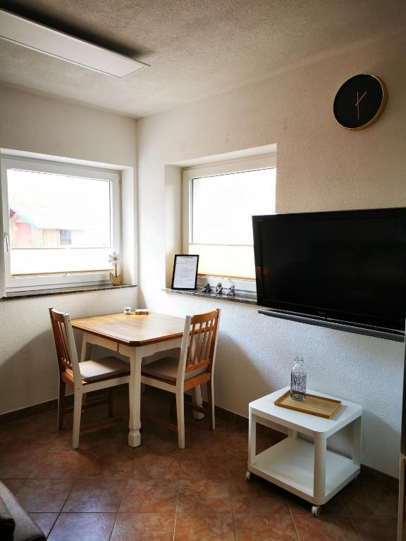 TV a/nebo společenská místnost v ubytování Haus Knoll