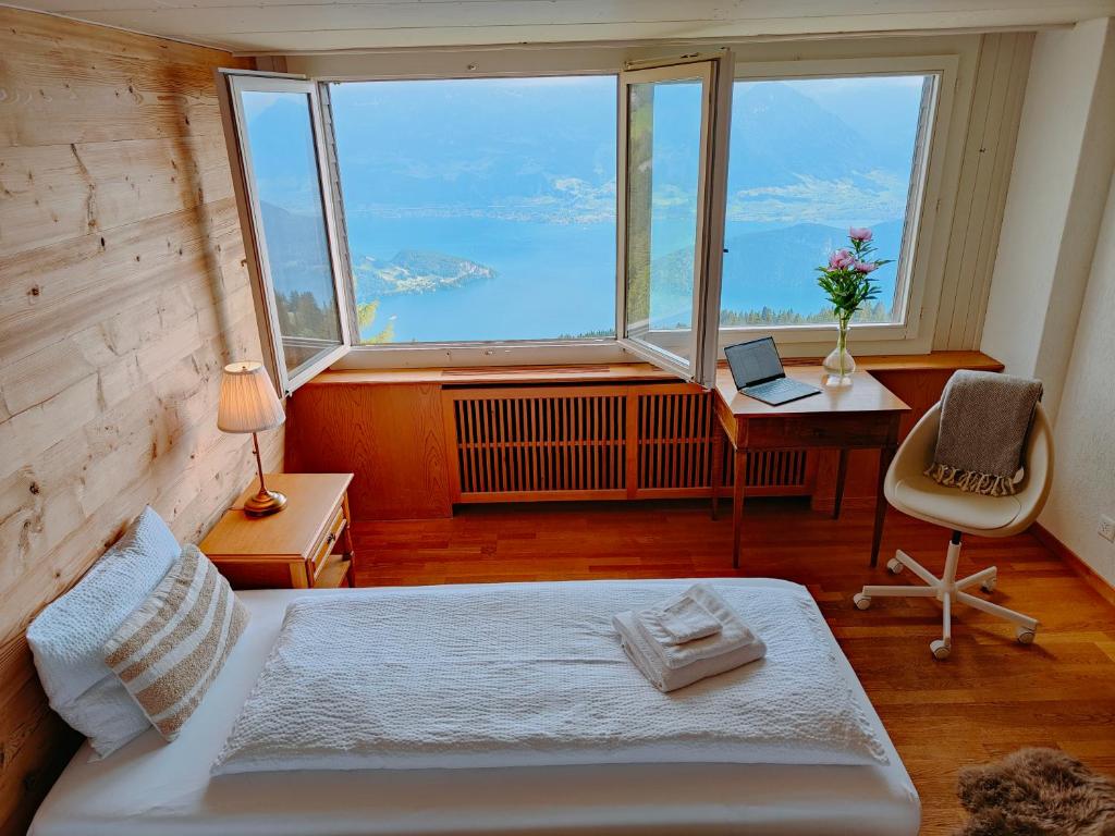Postel nebo postele na pokoji v ubytování Hotel Bergsonne Rigi