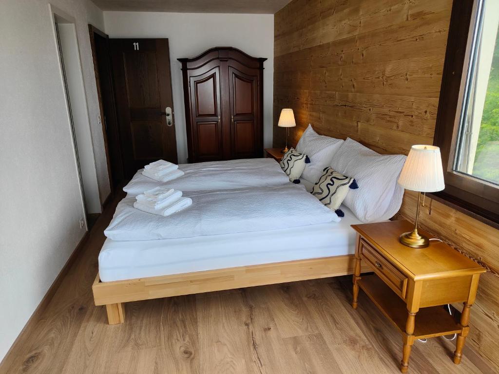Postel nebo postele na pokoji v ubytování Hotel Bergsonne Rigi