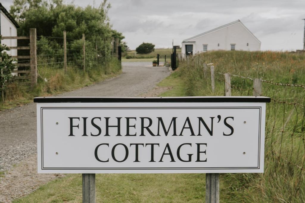 Fisherman's Cottage في Vatsker: a sign for a trainer istgasteryasteryasteryasteryasteryasteryasteryasteryasteryasteryastry