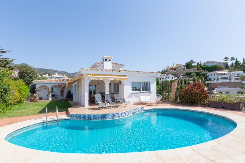 duży basen przed domem w obiekcie Villa del Sol - Entre Tu y Yo w mieście Benalmádena