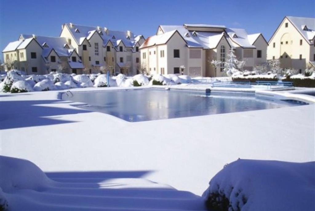 Piscina de la sau aproape de Ifrane Chalet