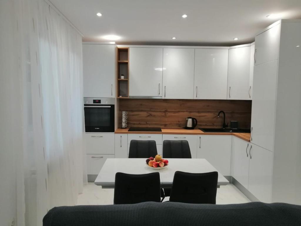 Kuchyň nebo kuchyňský kout v ubytování Apartmani Marivo