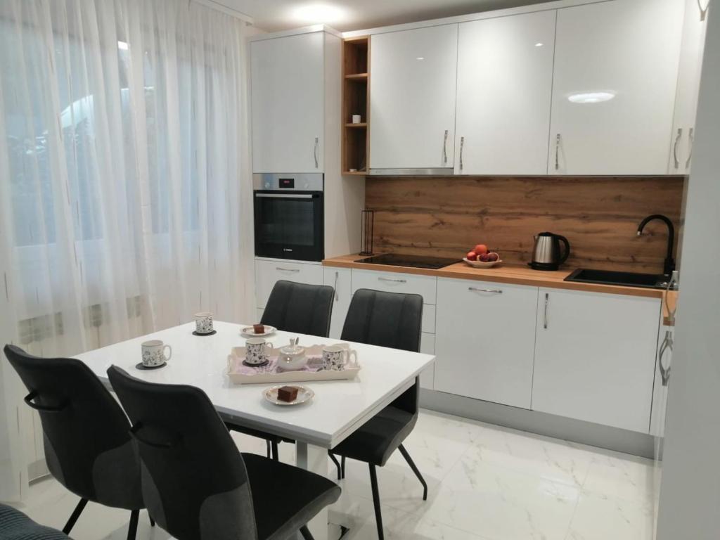 Kuchyň nebo kuchyňský kout v ubytování Apartmani Marivo