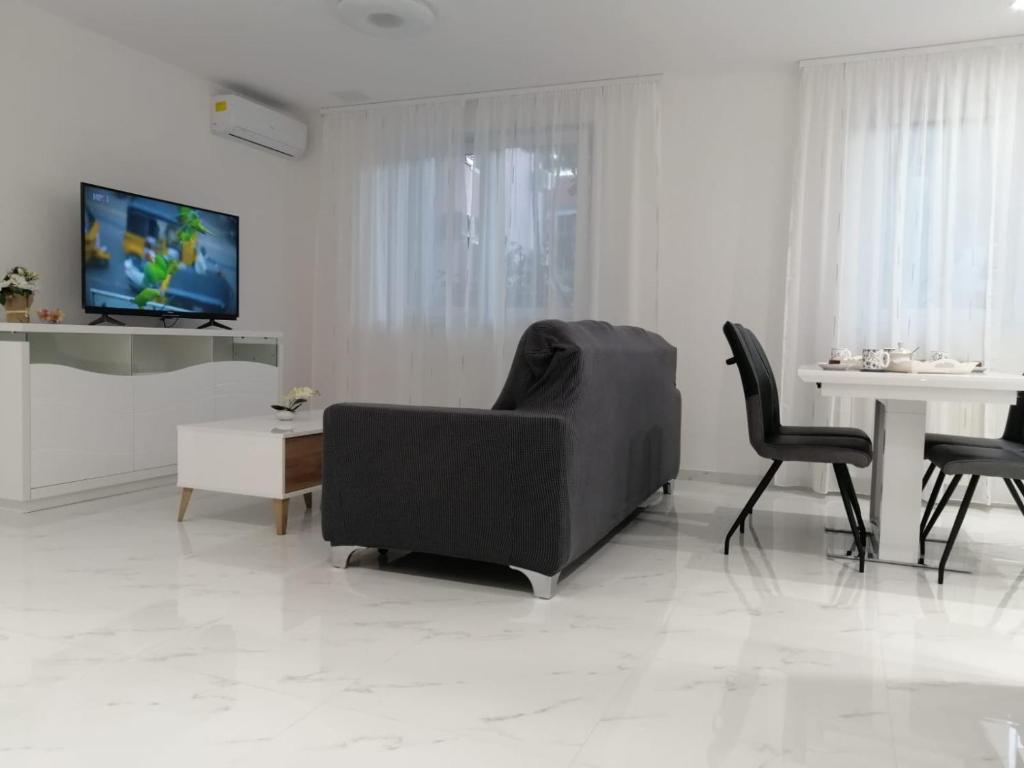 TV a/nebo společenská místnost v ubytování Apartmani Marivo
