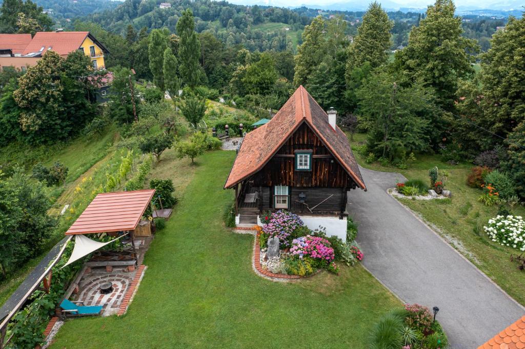 une vue aérienne sur une petite maison sur une pelouse dans l'établissement Ferienhaus Robier, à Oberhaag