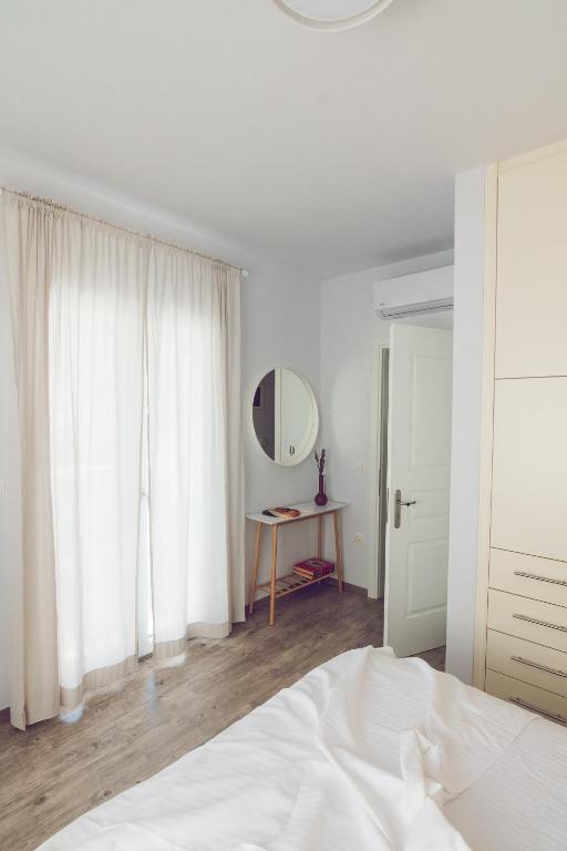 Кровать или кровати в номере Vassiliki Residence Skyros Island