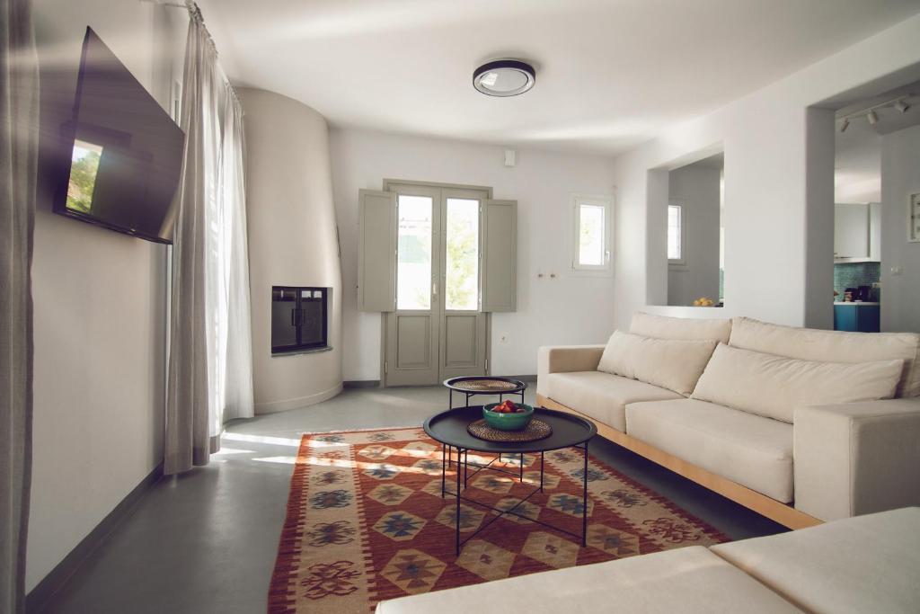Гостиная зона в Vassiliki Residence Skyros Island