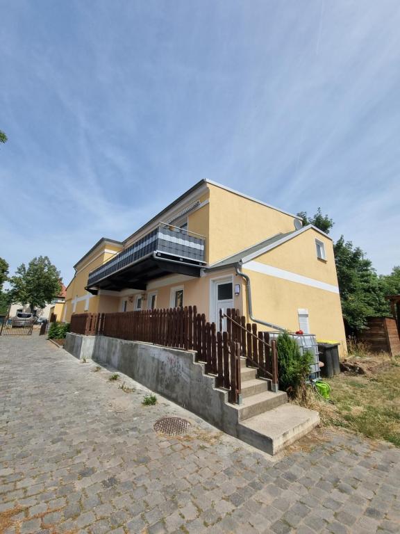una casa con una escalera delante de ella en Ferienwohnung Noah, en Merseburgo