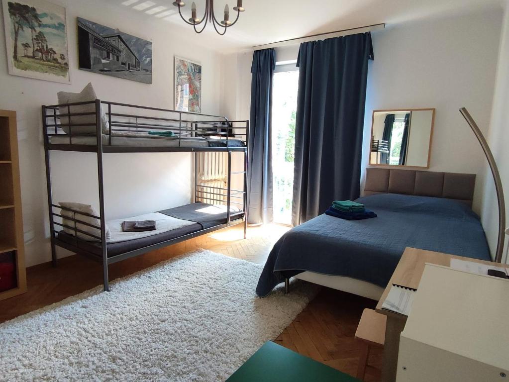 ワルシャワにあるBlue Mermaid Apartmentのベッドルーム1室(ベッド1台、二段ベッド1組付)