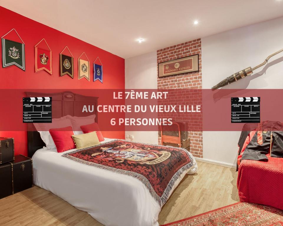 une chambre avec un grand lit et un mur rouge dans l'établissement Le 7ème Art, à Lille