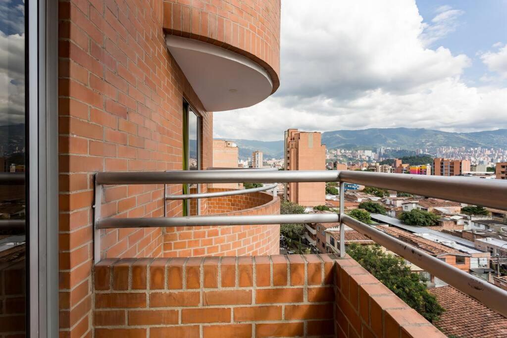 uma varanda com vista para a cidade em Large 3 bedroom Condo near Poblado w Free Parking em Medellín