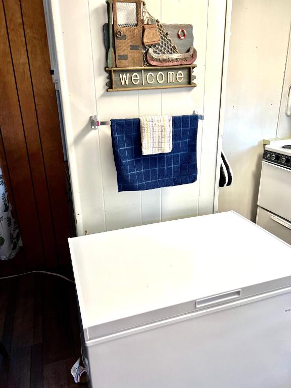 a white refrigerator with a welcome sign on the door at White Caps Motel in Port Clinton