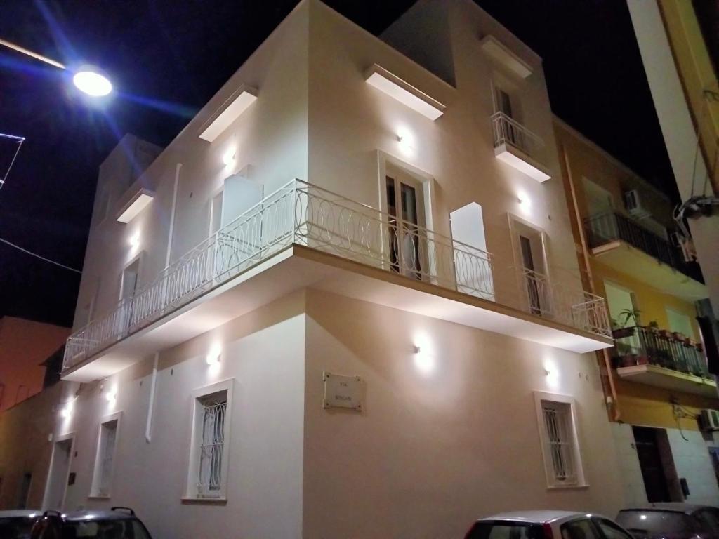 een groot wit gebouw met een balkon. bij THE BEST SUITES & ROOMS - A pochi passi dalla kasbah - in Mazara del Vallo