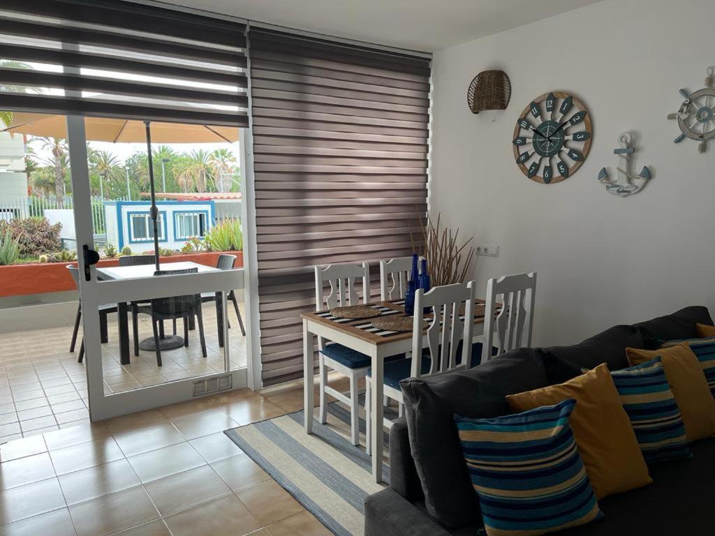 ein Wohnzimmer mit einem Tisch und einem Esszimmer in der Unterkunft Primavera Tenerife Sur in Arona