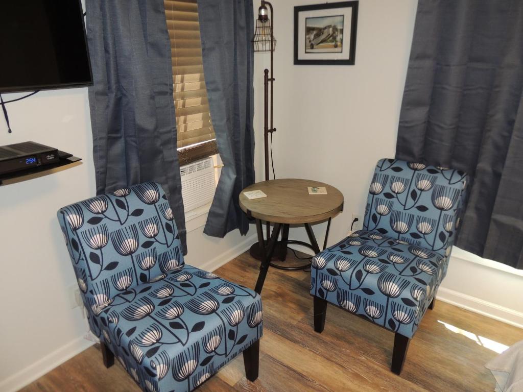 a living room with two chairs and a table at White Caps Motel in Port Clinton