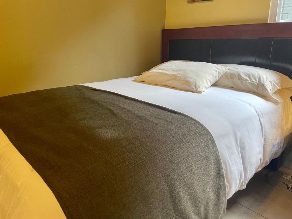 Postel nebo postele na pokoji v ubytování Sofia's B&B Hostal Boutique