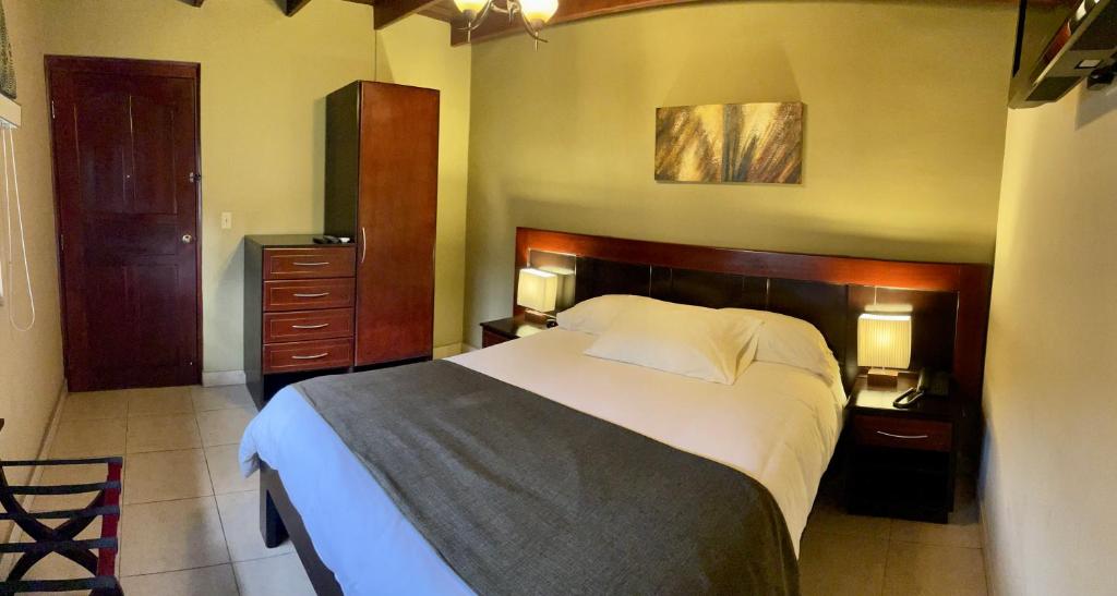 Postel nebo postele na pokoji v ubytování Sofia's B&B Hostal Boutique