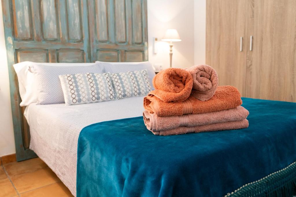 a pile of towels sitting on top of a bed at Apartamento Santa Leocadia in Toledo