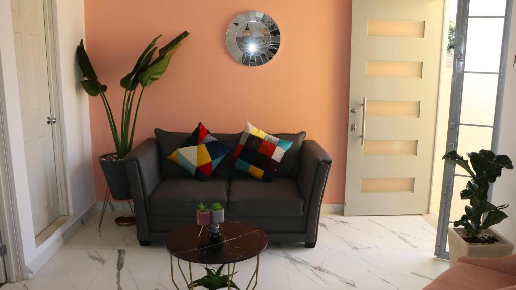 LA CASA AMARILLA, centrica, barrio local. - Apartamento De Una Habitación